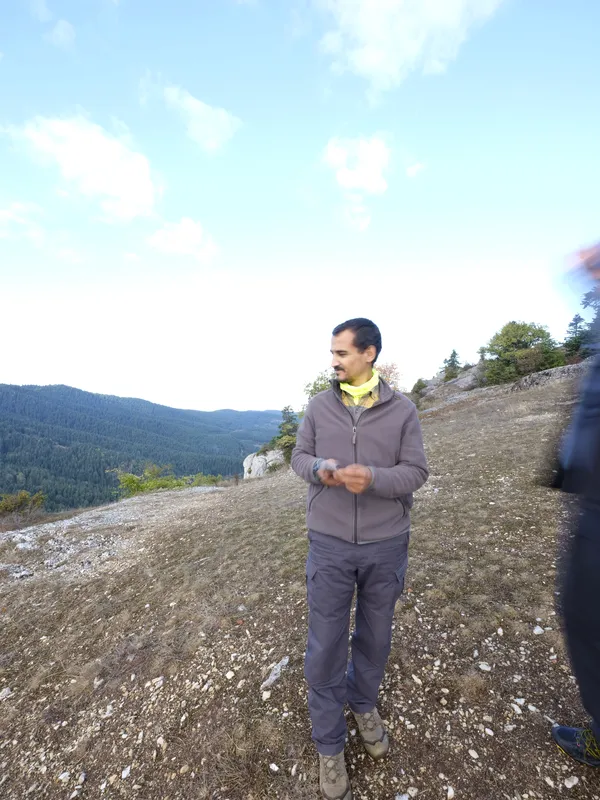 Sabah ışığında platoda bir portre.