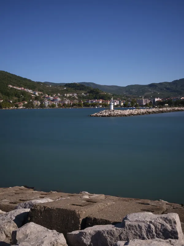 Mendirekten Cide limanı ve deniz feneri; 55 saniyelik pozlama.