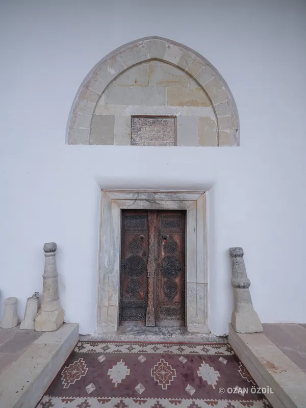 Taç kapı ve sivri kemerli alınlık.