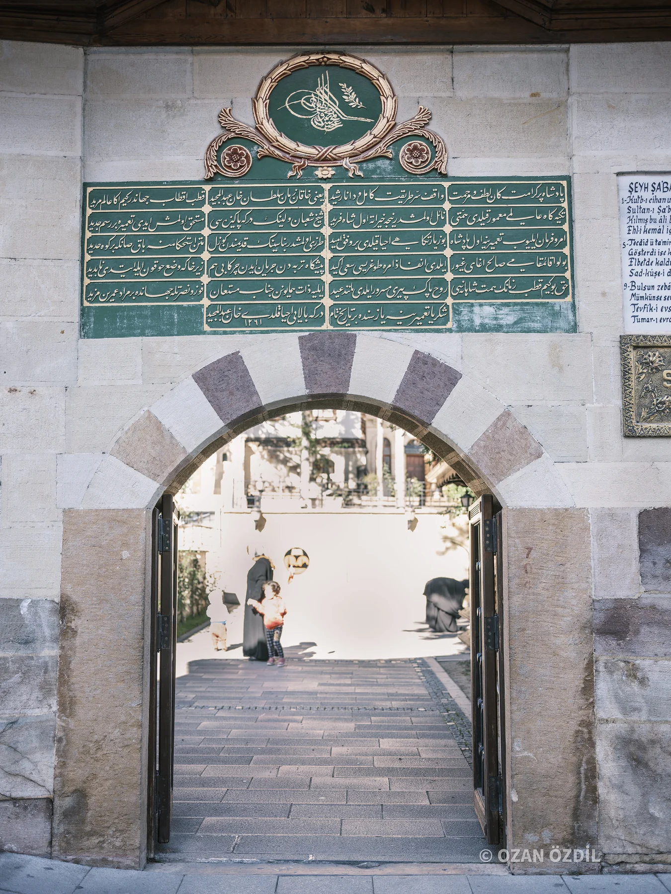 Hoftor mit Tughra-Inschrift.