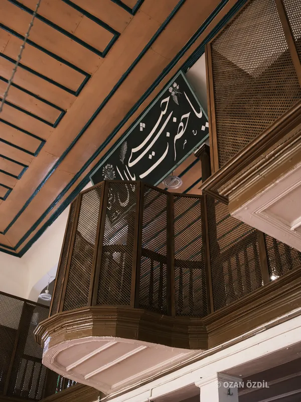 Ahşap mahfil ve hat levhası.