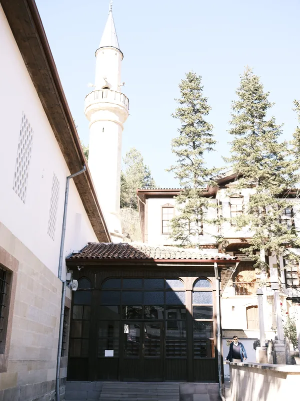Minare ve dergâh yapıları.